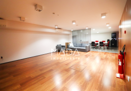 Office with garage for 12 cars on Avenida da República in Vila Nova de Gaia, Porto