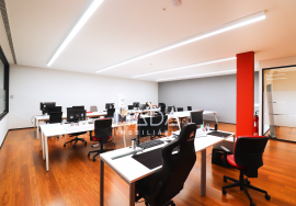 Office with garage for 12 cars on Avenida da República in Vila Nova de Gaia, Porto