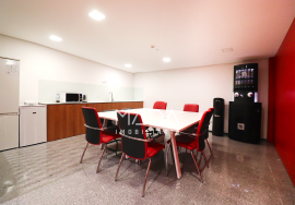 Office with garage for 12 cars on Avenida da República in Vila Nova de Gaia, Porto