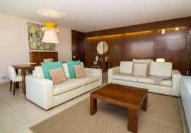 3 bedroom apartment available for extended stays up to 4 months !