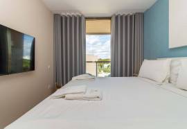 3 bedroom apartment available for extended stays up to 4 months !