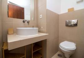 3 bedroom apartment available for extended stays up to 4 months !
