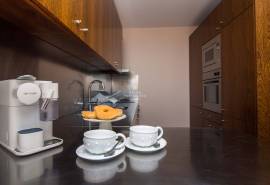 3 bedroom apartment available for extended stays up to 4 months !
