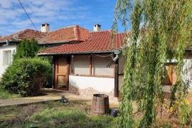 Lovely one-Storey house with 2 garages and 1700m2 yard, Near Varna and AIRPORT