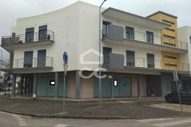 Store with 200m2 of gross area with internal access to the basement.