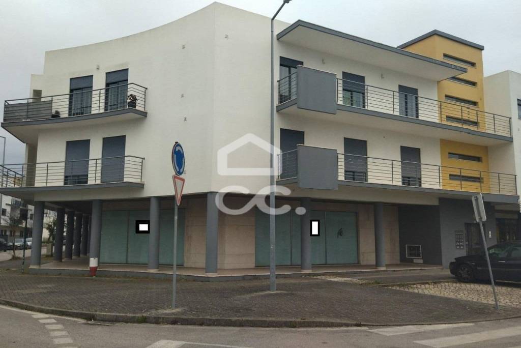 Store with 200m2 of gross area with internal access to the basement.