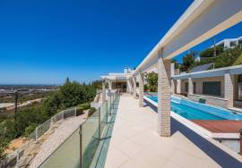 Stunning hillside 4 bedroom villa with sea views for sale in Santa Bárbara de Nexe, Faro.