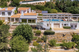 Stunning hillside 4 bedroom villa with sea views for sale in Santa Bárbara de Nexe, Faro.