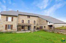 CORREZE. Near Peyrelevade. Stone house with 5 bedrooms, 2 barns, hangar and gardens of 1016m2.