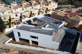 FOR SALE - LUXURY VILLA T4+1 WITH GARAGE AND SWIMMING POOL