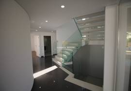 FOR SALE - LUXURY VILLA T4+1 WITH GARAGE AND SWIMMING POOL