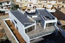 FOR SALE - LUXURY VILLA T4+1 WITH GARAGE AND SWIMMING POOL