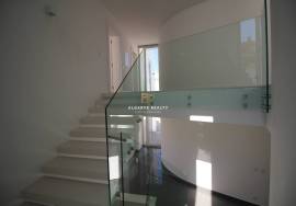 FOR SALE - LUXURY VILLA T4+1 WITH GARAGE AND SWIMMING POOL