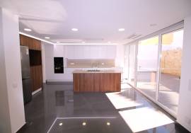 FOR SALE - LUXURY VILLA T4+1 WITH GARAGE AND SWIMMING POOL