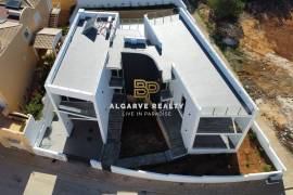FOR SALE - LUXURY VILLA T4+1 WITH GARAGE AND SWIMMING POOL