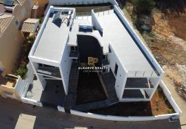 FOR SALE - LUXURY VILLA T4+1 WITH GARAGE AND SWIMMING POOL