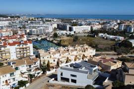 FOR SALE - LUXURY VILLA T4+1 WITH GARAGE AND SWIMMING POOL
