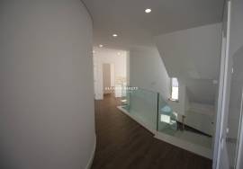 FOR SALE - LUXURY VILLA T4+1 WITH GARAGE AND SWIMMING POOL