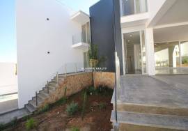 FOR SALE - LUXURY VILLA T4+1 WITH GARAGE AND SWIMMING POOL