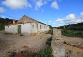 Single storey house with land of 1680m2 - Investment opportunity Single storey house with land of 1680m2 - Investment opportunity
