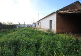 Single storey house with land of 1680m2 - Investment opportunity Single storey house with land of 1680m2 - Investment opportunity