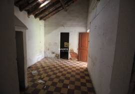 Single storey house with land of 1680m2 - Investment opportunity Single storey house with land of 1680m2 - Investment opportunity