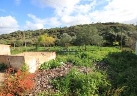 Single storey house with land of 1680m2 - Investment opportunity Single storey house with land of 1680m2 - Investment opportunity