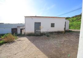 Single storey house with land of 1680m2 - Investment opportunity Single storey house with land of 1680m2 - Investment opportunity