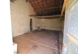 Single storey house with land of 1680m2 - Investment opportunity Single storey house with land of 1680m2 - Investment opportunity