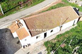 Single storey house with land of 1680m2 - Investment opportunity Single storey house with land of 1680m2 - Investment opportunity