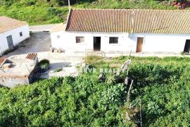 Single storey house with land of 1680m2 - Investment opportunity Single storey house with land of 1680m2 - Investment opportunity