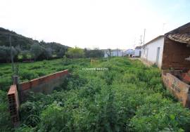 Single storey house with land of 1680m2 - Investment opportunity Single storey house with land of 1680m2 - Investment opportunity