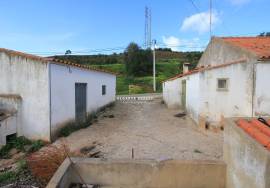 Single storey house with land of 1680m2 - Investment opportunity Single storey house with land of 1680m2 - Investment opportunity