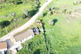 Single storey house with land of 1680m2 - Investment opportunity Single storey house with land of 1680m2 - Investment opportunity