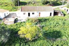 Single storey house with land of 1680m2 - Investment opportunity Single storey house with land of 1680m2 - Investment opportunity