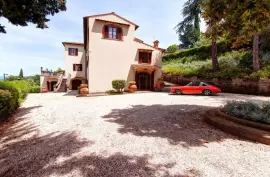 For sale villas located in Italy!