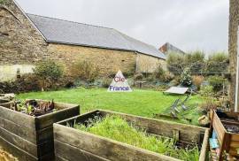 Detached Cottage with Lovely Garden