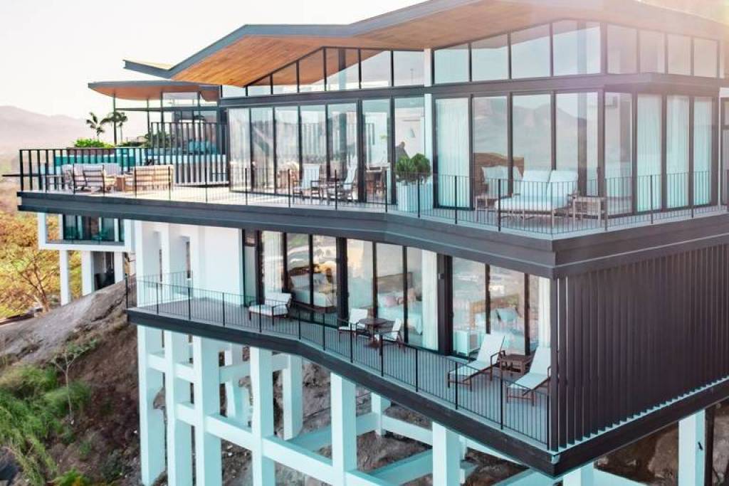 Casa Mar De Paraiso: Modern Design with Unrivaled Views