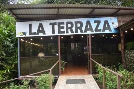 Restaurante y Pizzeria la Terraza: This enchanting establishment offers a unique dining experience in a breathtaking natural setting!