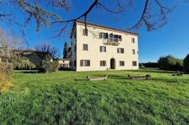Agriturismo - Castelnuovo Berardenga. Well-kept agriturismo in the heart of the Chianti region