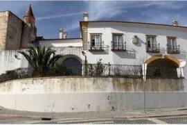 Building of sublime architecture for sale in the historic centre of Évora!