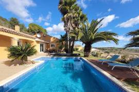 Superb Villa With 195 M2 Of Living Space On 5865m2 Of Land With Pool And Stunning Views Of The Village And The Countryside.