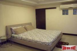 Five Store Large Townhouse for Rent in the On-nut Area, Bangkok
