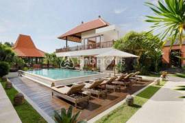 Tranquil Oasis: 9-Bedroom Villa with Stunning Pools in Canggu – Berawa