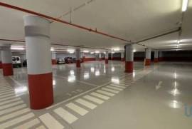 Parque de Estacionamento / Garagem / Box em Madeira de 12,00 m²