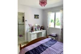 For Sale - Pristine, Energy Conscious Bungalow with Pool - Vienne