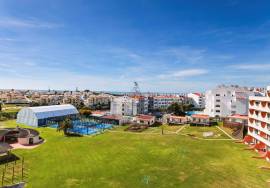1+1 bedroom apartment with garage, pool and sea view in Albufeira
