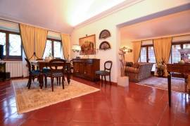 Beautifully kept 2-storey villa