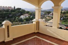 Exquisite 2-Bedroom Apartment with Spectacular Views, Jacuzzi, and communal Pool in Elviria