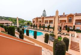 Townhouse with 2bed and a 1bed apts overlooking the pool